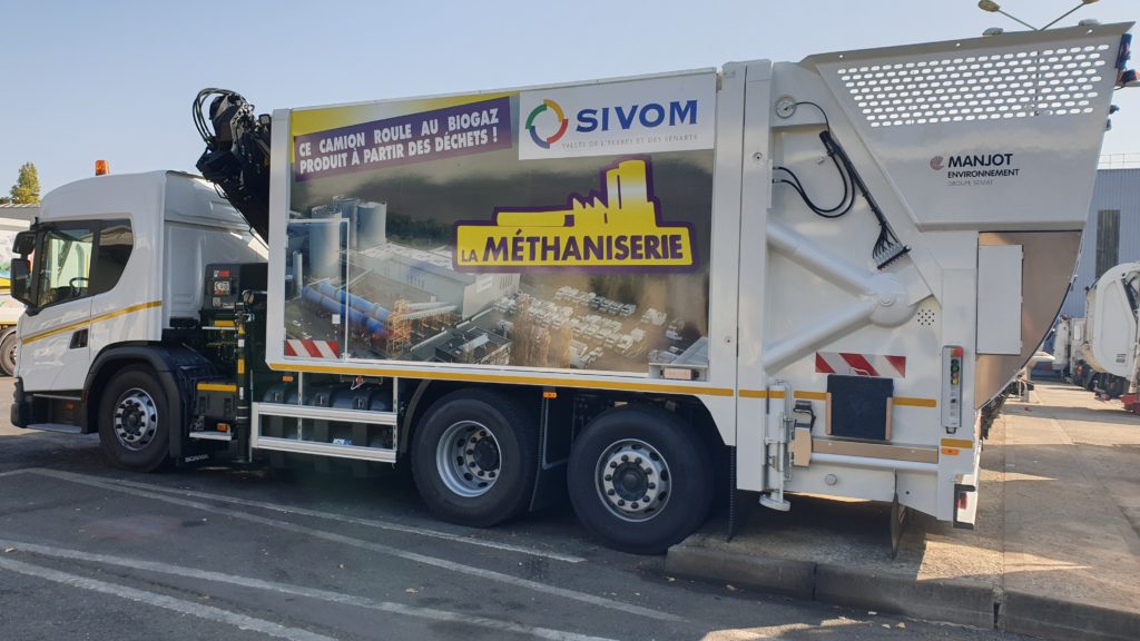 Économie circulaire : camion-benne roulant au biogaz produit à partir des déchets.