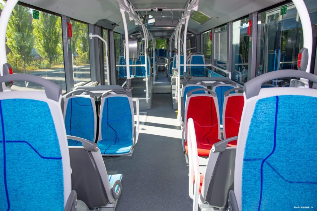L'intérieur des nouveaux bus au biométhane avec rampes d’accessibilité pour faciliter la montée des usagers en fauteuil roulant, ports USB pour les passagers, climatisation, tissus anti-vandalisme, moins salissants, éclairage à bord plus naturel…