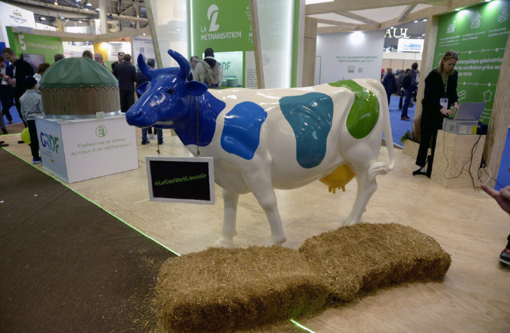 La vache GRDF #LeGazVertLavenir au stand GRDF sur la méthanisation au Salon international de l'agriculture 2023