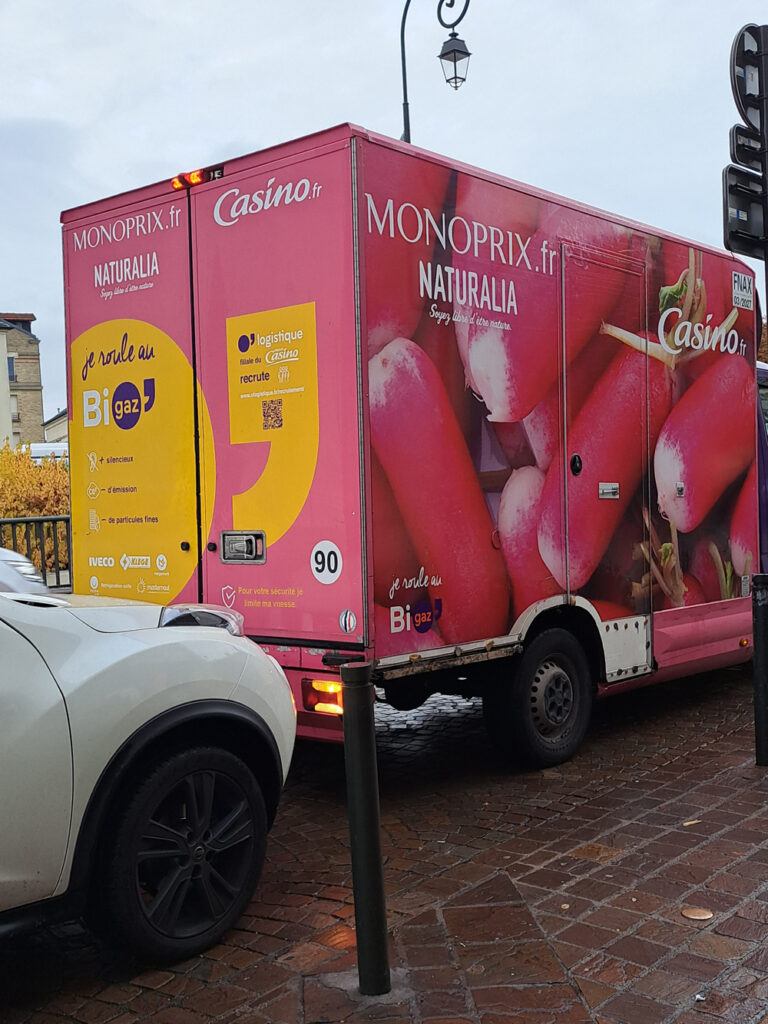 Camion de livraison roulant au GNV/BioGNV à Saint-Germain-en-Laye.
