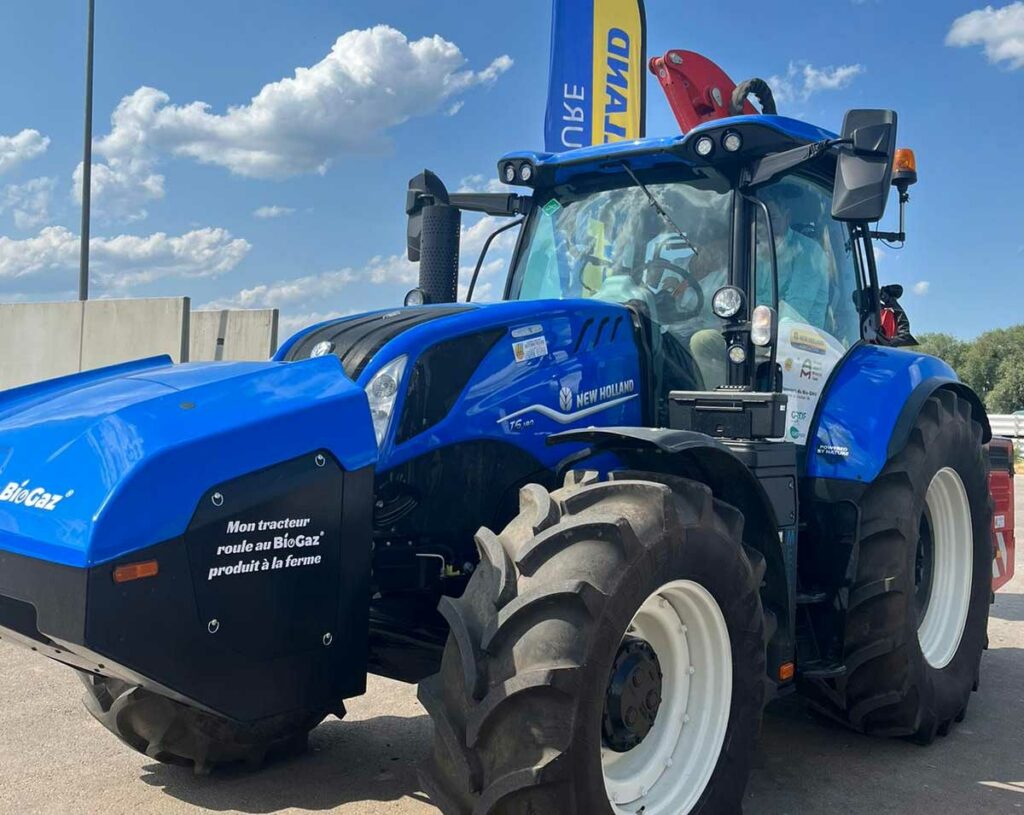 Tracteur New Holland roulant au BioGaz produit à la ferme.