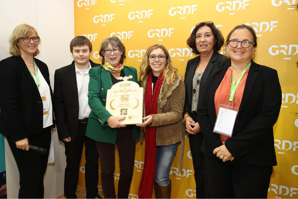 Photo de groupe de la remise du trophée GRDF "Territoire engagé Gaz vert" à Béatrice Rucheton, vice-présidente du Département de Seine-et-Marne en charge de l'environnement.