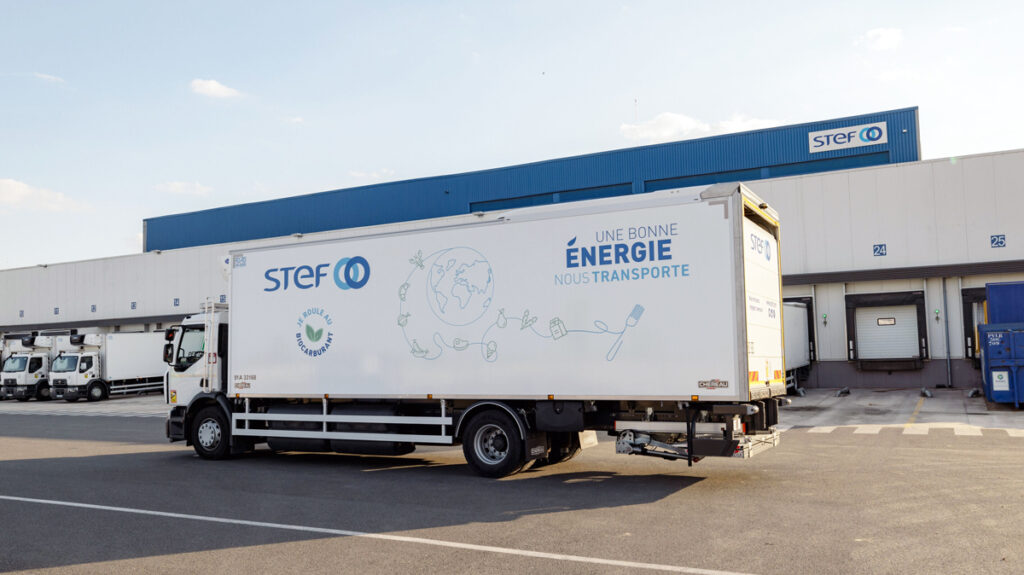 Un camion STEF roulant au BioGNV sur le site du Groupe STEF, "Une bonne énergie nous transporte".