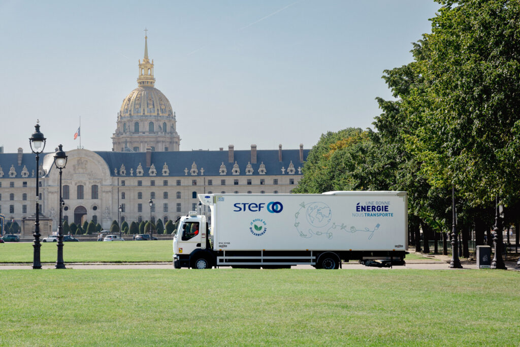 Un camion STEF roulant au BioGNV devant les Invalides.