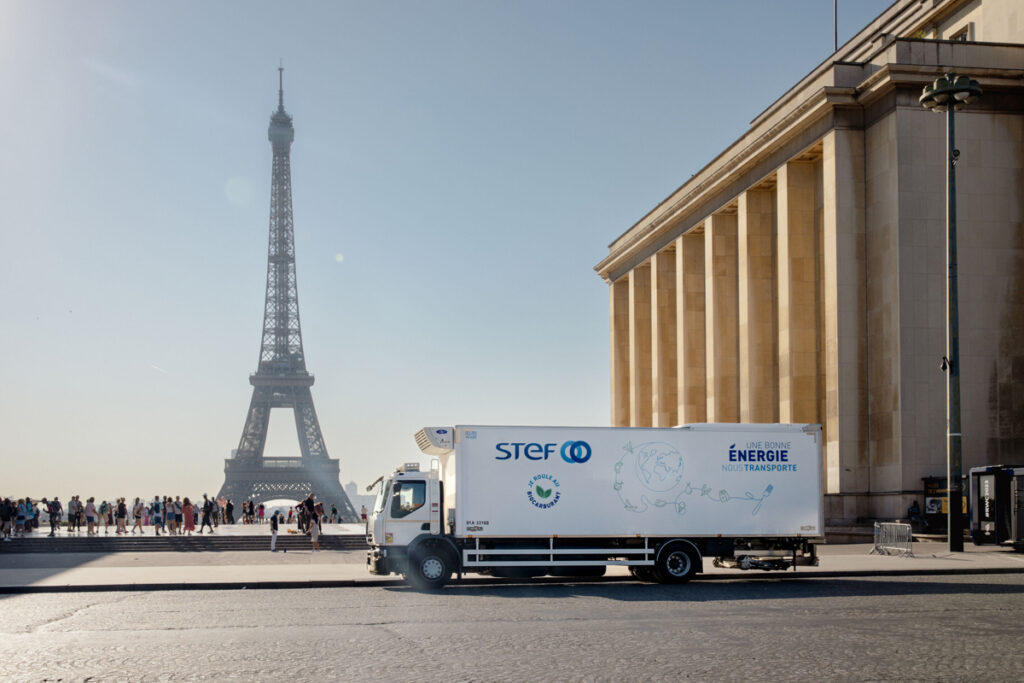 Un camion STEF roulant au BioGNV devant la Tour Eiffel.